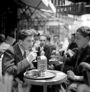 Een terras in Parijs, met studenten, Bestanddeelnr 254-2115