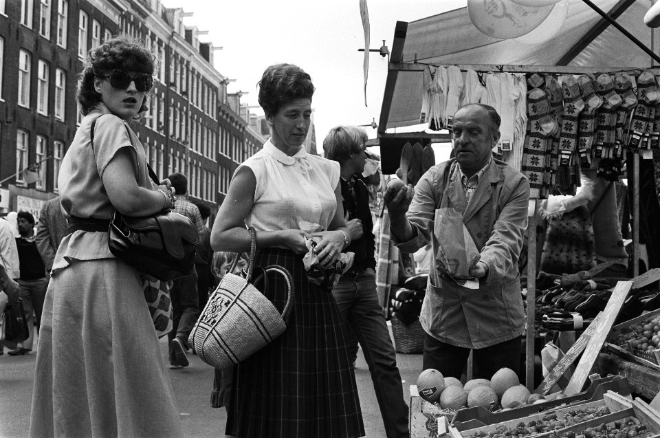 Een van de vele kraampjes op de markt, Bestanddeelnr 931-0028