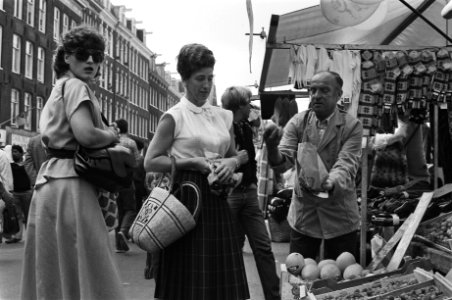 Een van de vele kraampjes op de markt, Bestanddeelnr 931-0028