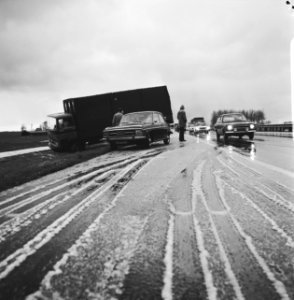 Een vrachtwagen is gedeeltelijk van de weg geraakt, Bestanddeelnr 926-8530