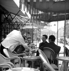 Een terras in Parijs, met studenten en een ober, Bestanddeelnr 254-2107