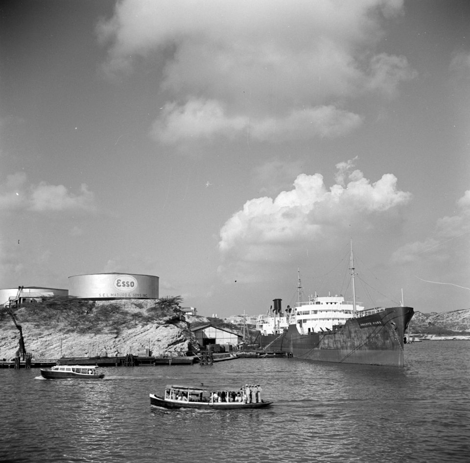 Een vrachtship Grants Pass in de haven van Willemstad op Curaçao Op de achtergr, Bestanddeelnr 252-7232