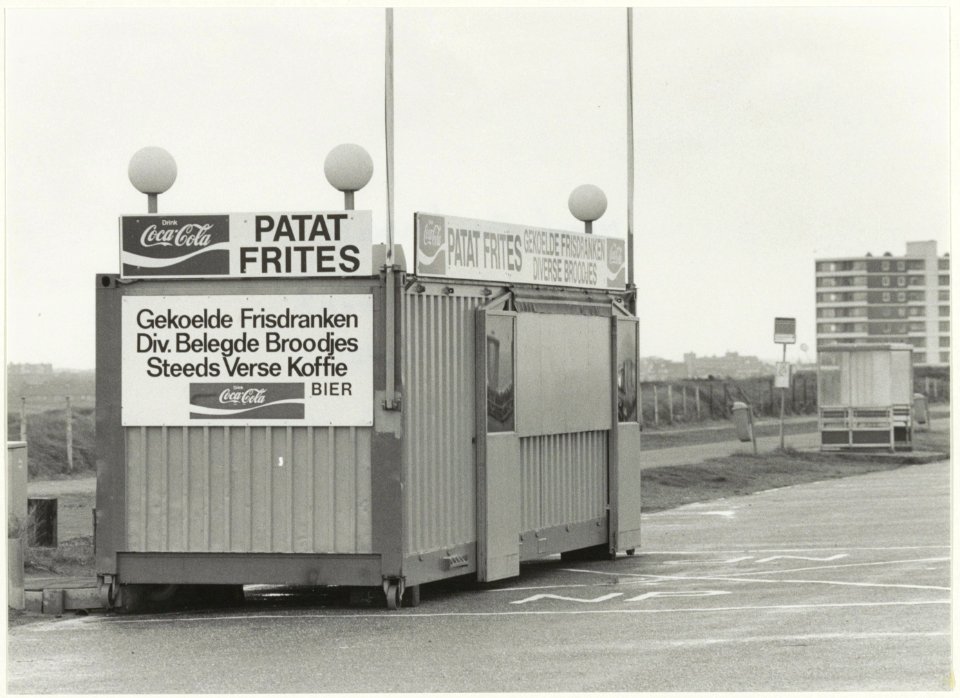 Een van de vele patatkramen op de Noord-Boulevard, ziende naar het zuidoosten. NL-HlmNHA 54005759