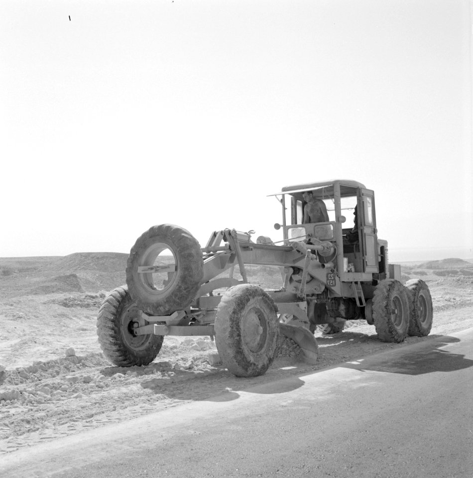 Een tractor verplaatst zand voor de aanleg van een weg, Bestanddeelnr 255-2706