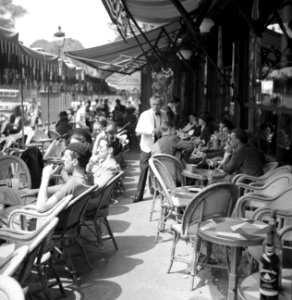 Een terras in Parijs, met studenten en een ober, Bestanddeelnr 254-2111