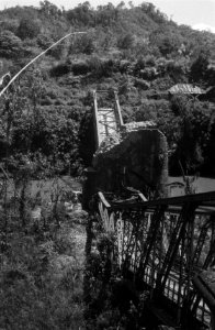 Een verwoeste brug over een rivier, Bestanddeelnr 3106