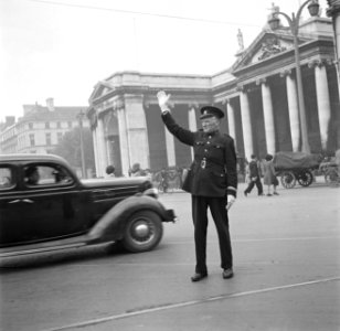 Een verkeersagent regelt het verkeer op College Green, het centrale plein in Dub, Bestanddeelnr 191-0840