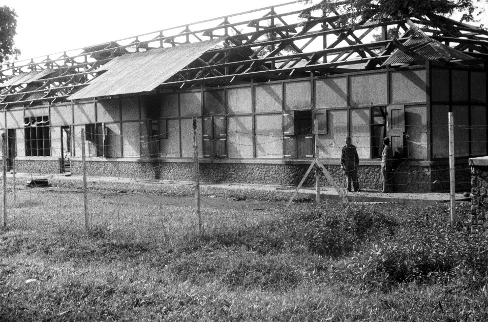 Een verwoest gebouw waarvan de dakbedekking ontbreekt, Bestanddeelnr 5348