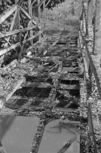 Een vernielde houten brug, Bestanddeelnr 417-3-4