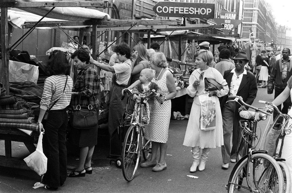 Een van de vele kraampjes op de markt, Bestanddeelnr 931-0030