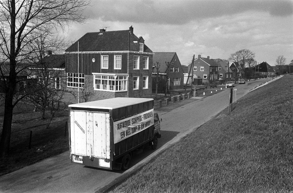 Een veewagen met huisdieren als schapen en lammeren op weg naar het hotel, Bestanddeelnr 924-3968