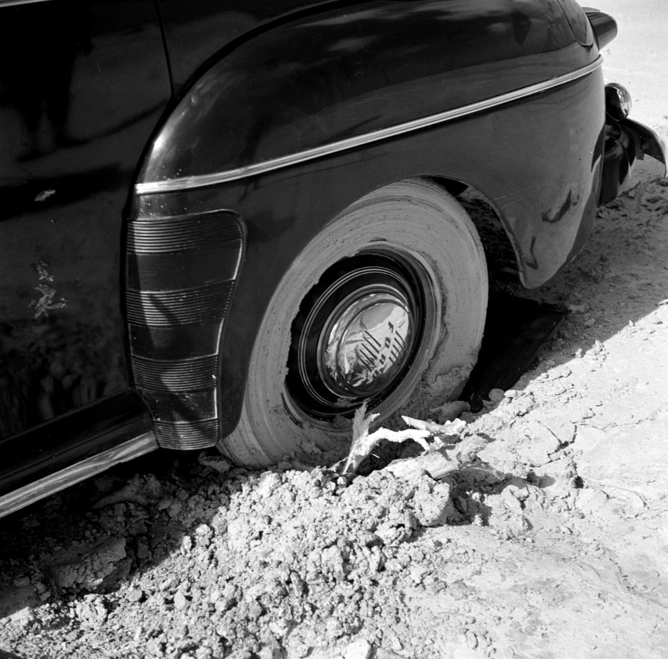 Een vastzittende auto bij de zoutpannen op Bonaire, Bestanddeelnr 252-8407