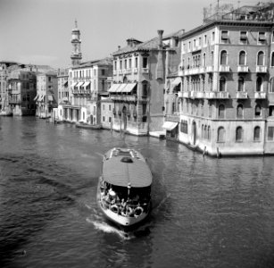 Een vaporetto waterbus op het Canal Grande in Venetië, Bestanddeelnr 254-2033