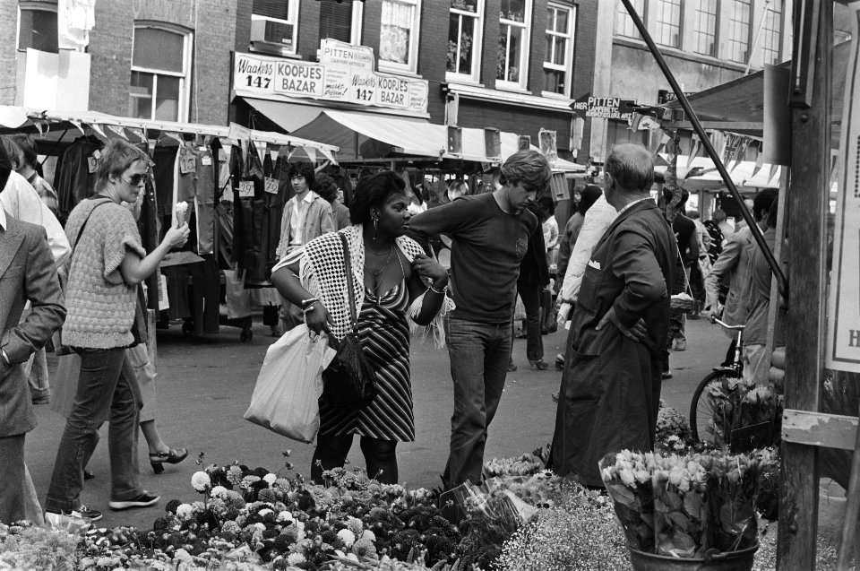 Een van de vele kraampjes op de markt, Bestanddeelnr 931-0029