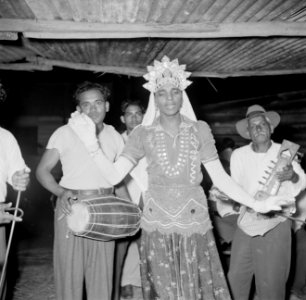 Een verklede man danst op een Hindoestaans feest in Paramaribo, Bestanddeelnr 252-2576
