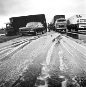 Een vrachtwagen is gedeeltelijk van de weg geraakt, Bestanddeelnr 926-8531