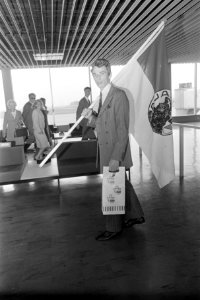 Een van de supporters op Schiphol, Bestanddeelnr 921-6829