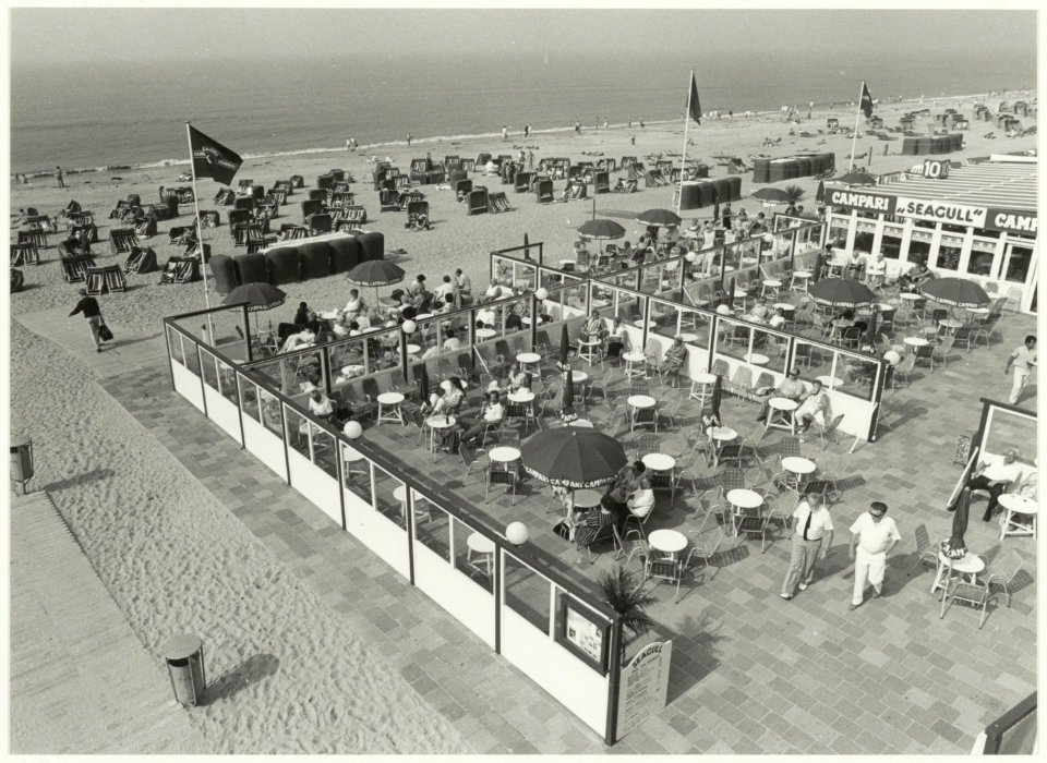 Een van de terrassen op het Zandvoortse strand. NL-HlmNHA 54005271