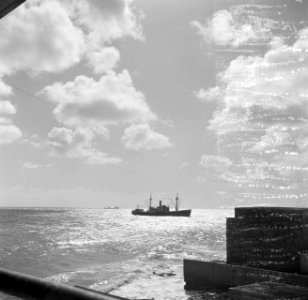 Een vrachtschip voort de Sint Annabaai in Willemstad op Curaçao binnen, Bestanddeelnr 252-7185