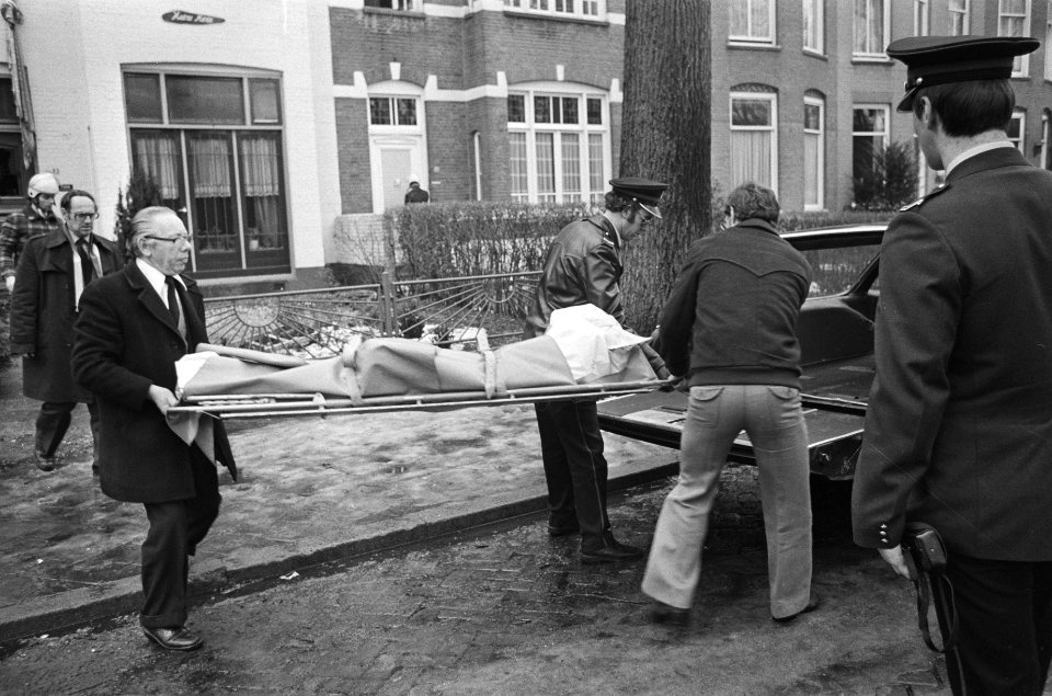 Een van de slachtoffers wordt weggedragen, Bestanddeelnr 930-1333