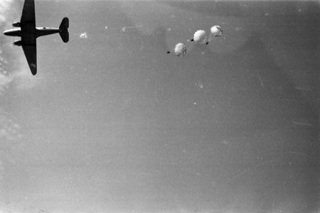 Een vliegtuig werpt voorraden per parachute af, Bestanddeelnr 280-6-2