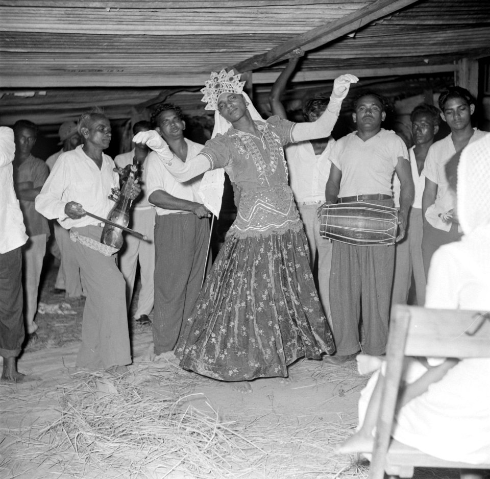 Een verklede man danst op een Hindoestaans feest in Paramaribo, Bestanddeelnr 252-2571