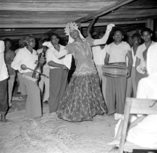 Een verklede man danst op een Hindoestaans feest in Paramaribo, Bestanddeelnr 252-2571