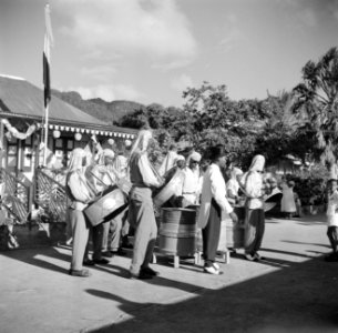 Een steelband bij het vertrek van het koninklijk paar van Sint Eustatius, Bestanddeelnr 252-4225