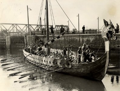 Een zeldzame bezoeker van de havenregio het vikingschip 'Hugin' bereikte na twee dagen roeien IJmuiden na vertrek uit Oslo in juli 1949. Identificatienummer 54-050552, NL-HlmNHA 54050552