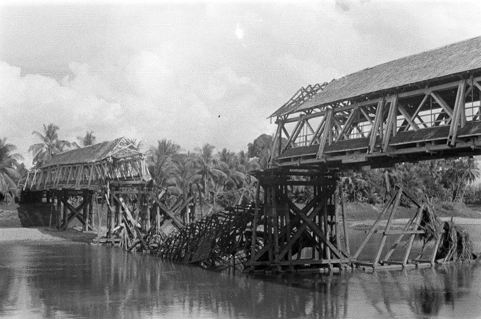 Een verwoeste houten brug, Bestanddeelnr 348-1-1