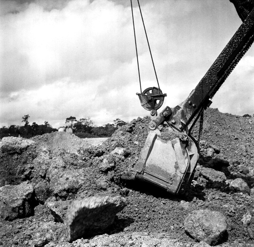 Een shovel met erts op het terrein van de Surinaamse Bauxiet Maatschappij in Moe, Bestanddeelnr 252-6613