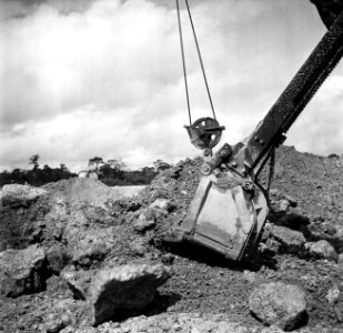Een shovel met erts op het terrein van de Surinaamse Bauxiet Maatschappij in Moe, Bestanddeelnr 252-6613