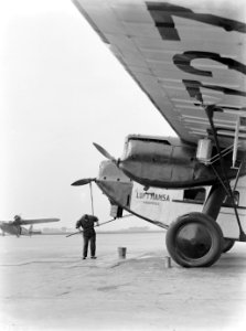 Een vliegtuig van de Lufthansa op Schiphol, Bestanddeelnr 189-0812