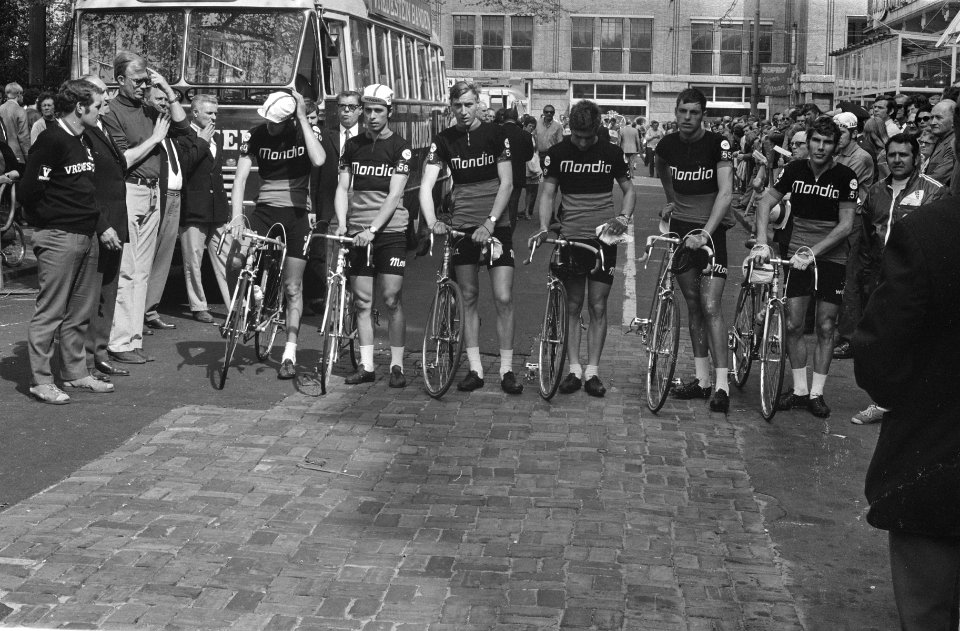 Een van de wielerploegen bij de start op het Rembrandtsplein te Amsterdam, Bestanddeelnr 924-5284