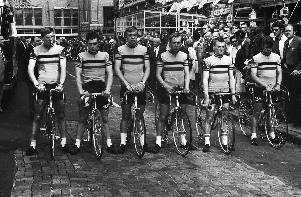 Een van de wielerploegen bij de start op het Rembrandtsplein te Amsterdam, Bestanddeelnr 924-5287