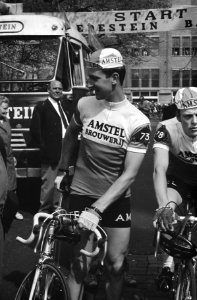 Een van de wielrenners bij de start op het Rembrandtsplein te Amsterdam, Bestanddeelnr 924-5285