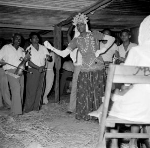 Een verklede man danst op een Hindoestaans feest in Paramaribo, Bestanddeelnr 252-2572