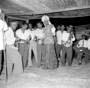 Een verklede man danst op een Hindoestaans feest in Paramaribo, Bestanddeelnr 252-2575