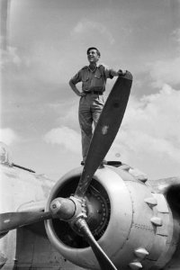 Een vliegtuigmonteur staat op de propellor van een Mitchell B-25 bommenwerper, Bestanddeelnr 134-5-3