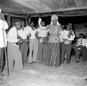 Een verklede man danst op een Hindoestaans feest in Paramaribo, Bestanddeelnr 252-2574