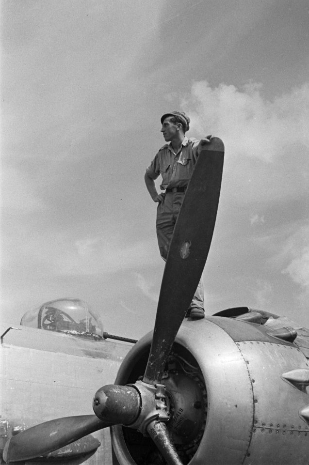 Een vliegtuigmonteur staat op de propellor van een Mitchell B-25 bommenwerper, Bestanddeelnr 134-4-3