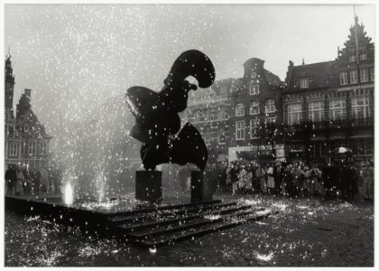 Een vonkenregen daalt neer op de zonnevechter bij de feestelijke ingebruikstelling van de fontein naast het beeld. NL-HlmNHA 54033982