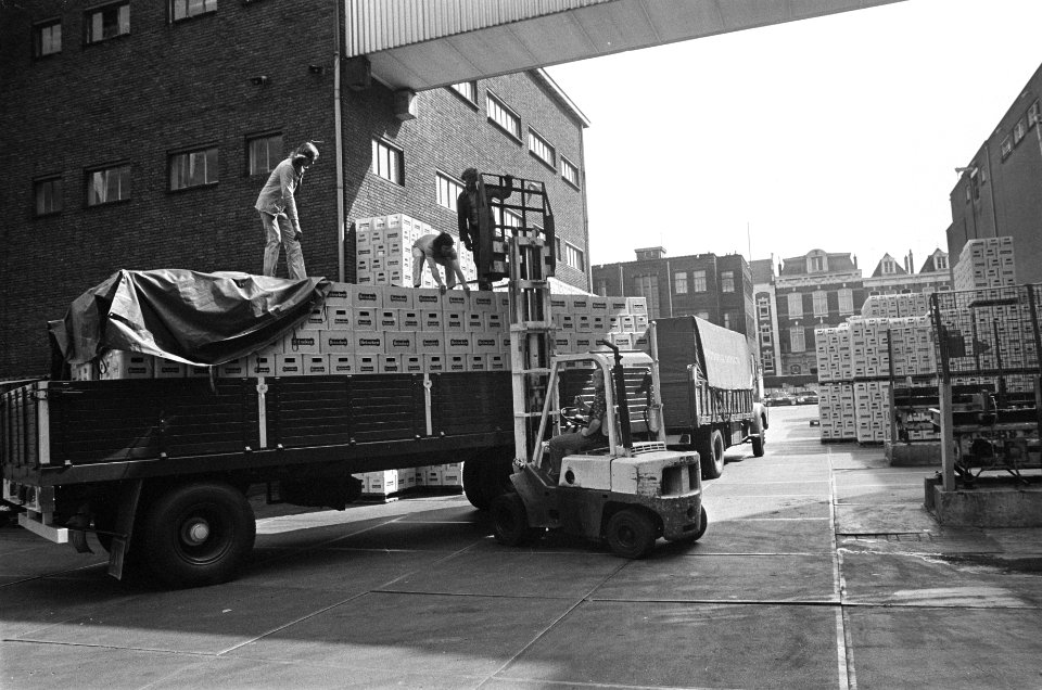 Een vrachtauto wordt opgeladen bij Heineken, Bestanddeelnr 928-0994