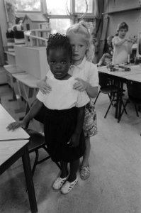 Een zwart en een blank meisje in een lagere schoolklas, Bestanddeelnr 934-4901