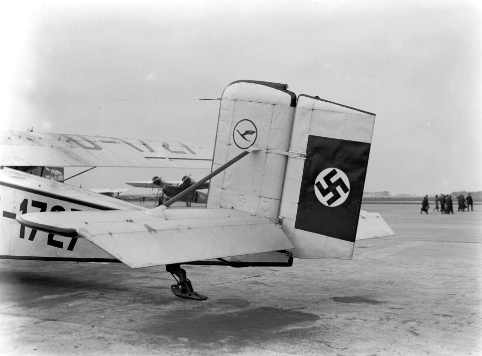 Een vliegtuig van de Lufthansa met een hakenkruis op de straat op Schiphol, Bestanddeelnr 189-0813