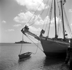 Een zeilboot in de haven van Bonaire, Bestanddeelnr 252-8543