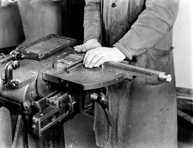 Een zetterijmedewerker van dagblad De Telegraaf zaagt de regels met machinezet, Bestanddeelnr 252-0358