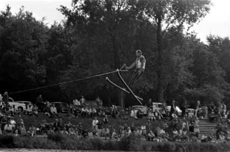 Een waterskiër in actie, Bestanddeelnr 922-6473