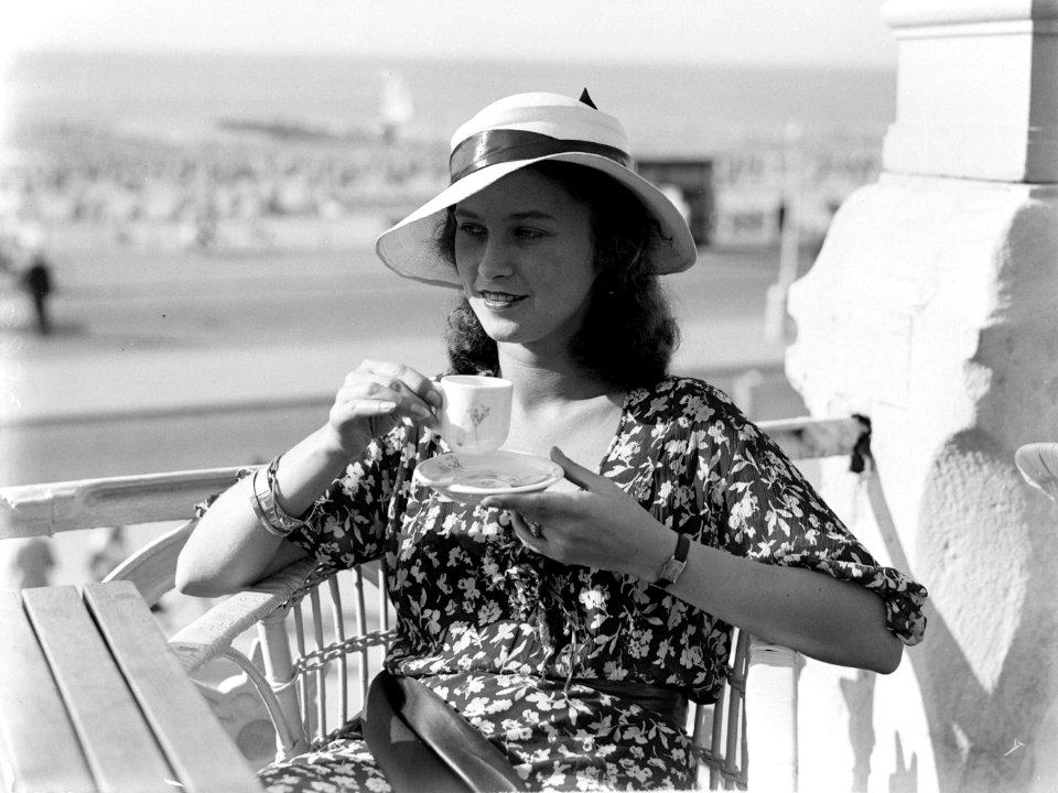 Een vrouw (mevrouw Ott) drinkt koffie op de boulevard in Scheveningen, Bestanddeelnr 189-0709