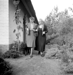 Een vrouw, waarschijnlijk de moeder van Van de Poll, met een vrouw in de tuin, Bestanddeelnr 191-1116